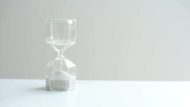 Пісочний Годинник Білому Столі Легкий Фон Облицьований Сучасний Пісочний Годинник — стокове відео