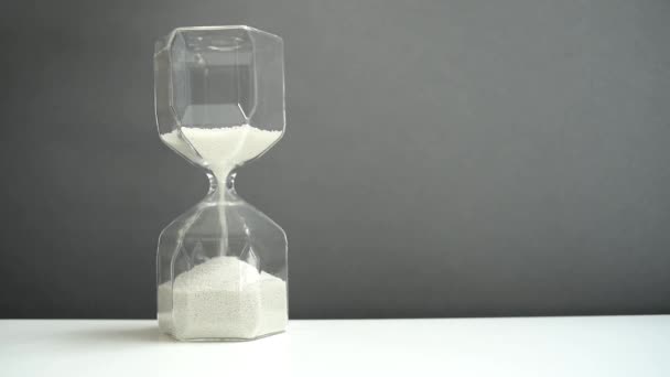 Пісочний Годинник Білому Столі Сірий Фон Облицьований Сучасний Пісочний Годинник — стокове відео