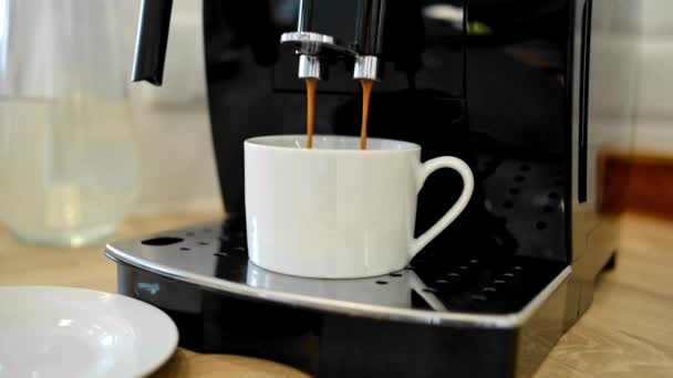 Кофеварка Наполняет Чашку Делать Кофе Чашку Эспрессо Выходит Автоматизированной Кофеваркой — стоковое видео