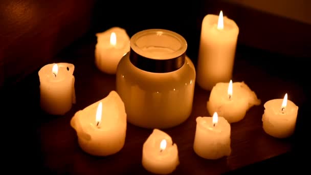 许多蜡烛在黑暗中燃烧 浪漫的夜晚蜡烛被矫正 手被握住 照顾家庭 舒适和温暖 — 图库视频影像