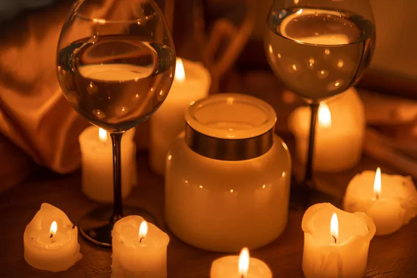 Dużo Świec Płonących Ciemności Dwa Kieliszki Białego Wina Romantyczny Wieczór — Zdjęcie stockowe