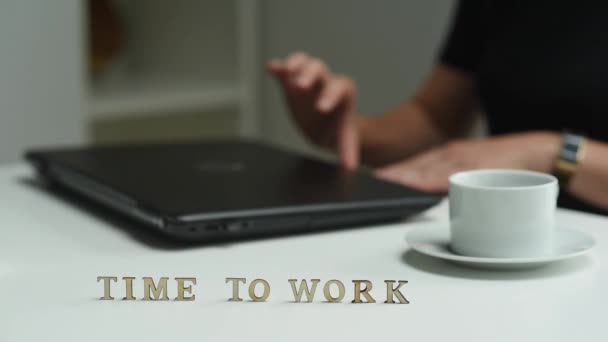 Час Працювати Жінка Приходить Сидить Столом Відкриває Ноутбук Починає Працювати — стокове відео