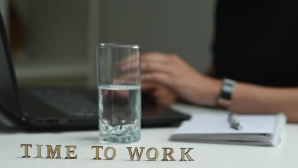 Napis Jest Czas Pracy Kobieta Pracuje Przy Komputerze Tle Kończy — Wideo stockowe