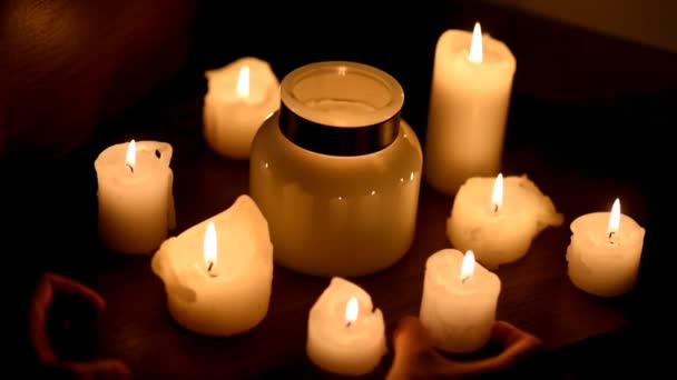 蜡烛在黑暗中燃烧 手调整蜡烛 把它们漂亮 浪漫的晚餐 舒适舒适的家庭 — 图库视频影像
