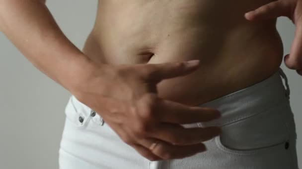 Női Kövér Has Elhízott Női Kezek Túlzott Hasi Zsírt Tartanak — Stock videók