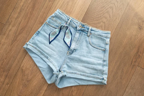 Niedliche Elegante Jeans Shorts Mit Band Gürtel Holzhintergrund Ansicht Von — Stockfoto