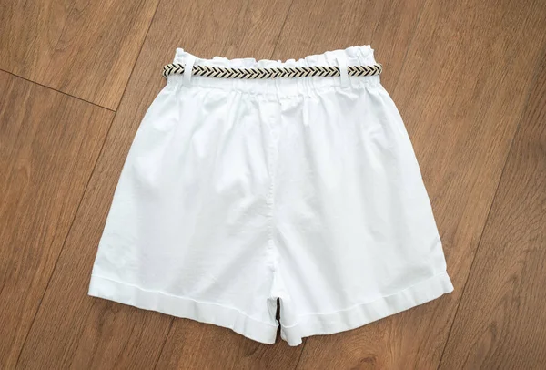 Pantalón Corto Denim Blanco Con Cinturón Trenzado Rayas Sobre Fondo —  Fotos de Stock