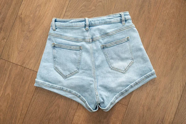 Niedliche Elegante Jeans Shorts Mit Band Gürtel Auf Einem Hölzernen — Stockfoto