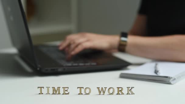 女性がコンピューターで働いている 近くに日記とペンがある 仕事の時間だ ホームオフィス 家庭教育 — ストック動画