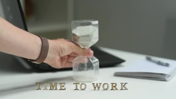 Hora Trabajar Concepto Tiempo Trabajo Mano Una Mujer Pone Reloj — Vídeos de Stock
