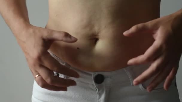 Kobiecy Brzuch Otyłe Ręce Kobiety Trzymające Nadmierny Tłuszcz Brzucha Marzenie — Wideo stockowe