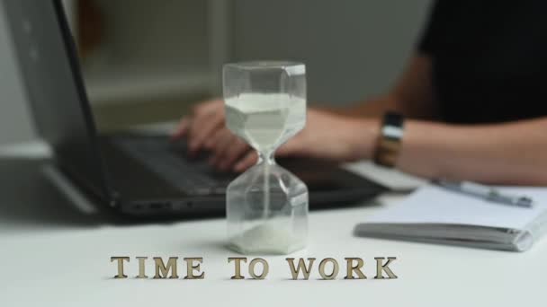 Tid Til Arbejde Timeglas Kvinde Der Arbejder Ved Computer Baggrunden – Stock-video