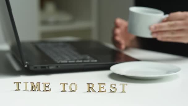 该休息了一名妇女坐在工作场所的笔记本电脑前喝咖啡 题词是时候休息了 休息的概念 — 图库视频影像