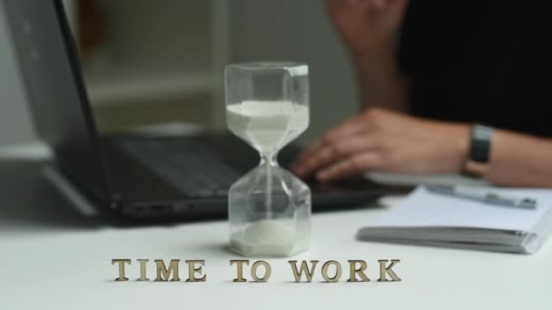 Hora Trabajar Reloj Arena Una Mujer Hace Notas Cuaderno Diario — Vídeos de Stock