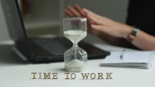 Çalışma Zamanı Bir Kum Saati Bir Kadın Bilgisayarın Başında Çalışmadan — Stok video
