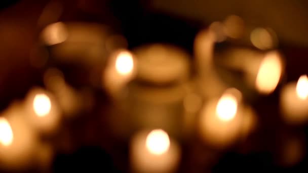 Wein Spritzt Gläser Kerzen Brennen Dunkeln Das Verschwommene Bild Wird — Stockvideo