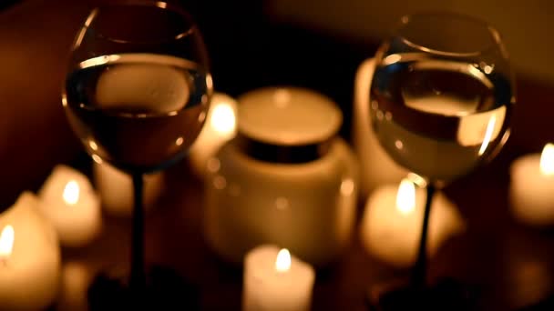 Karanlıkta Mum Yakmak Iki Kadeh Şarap Içmek Odaklanma Şaraptan Mumlara — Stok video