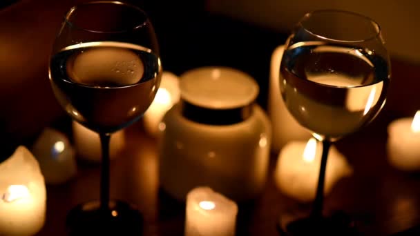 Noite Romântica Luz Das Velas Dois Copos Vinho Velas Arder — Vídeo de Stock
