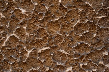 Boş, eski, alçılı bir duvarın dokusu. Boyanmış duvar yüzeyi. Duvarda sert bir alçı var. Taş bir duvarın Grunge arka planı. Hasarlı alçılı binanın eski püskü yüzü. Kopyalamak için boşluk.