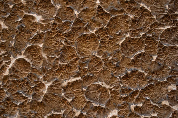 Boş, eski, alçılı bir duvarın dokusu. Boyanmış duvar yüzeyi. Duvarda sert bir alçı var. Taş bir duvarın Grunge arka planı. Hasarlı alçılı binanın eski püskü yüzü. Kopyalamak için boşluk.