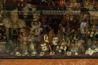 Karnaval maskeleri. Mağaza vitrininde Venedik maskeleri. Venedik, İtalya