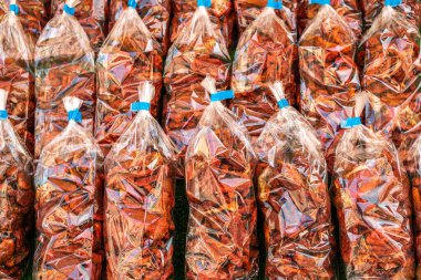 Şeffaf torbalarda kurutulmuş domatesler. Sokak pazarı. İtalyan, Türk domatesleri tezgahın üzerinde özdeş paketler halinde. Malların reklamı ve satışı için görüntü