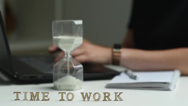 Kvinde Arbejder Computer Derefter Gør Noter Notesbog Der Timeglas Nærheden – Stock-video