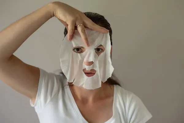 Elinde Makyaj Maskesiyle Cilt Bakımına Hazırlanan Bir Kadın Gri Bir — Stok fotoğraf