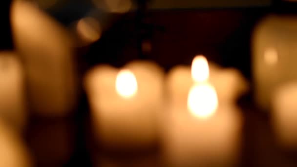 镜头从酒杯前移开 在黑暗中点燃蜡烛 浪漫的夜晚 — 图库视频影像