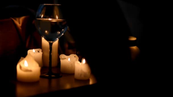 Vasos Vino Velas Encendidas Oscuridad Llama Refleja Resplandor Las Gafas — Vídeos de Stock