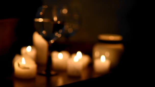 黑暗中燃烧蜡烛和酒杯的模糊背景 浪漫夜晚的背景画面 — 图库视频影像