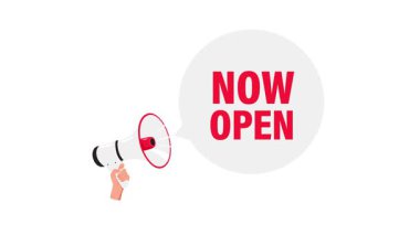 Şimdi beyaz ve yeşil ekran arkaplanı üzerinde açık konuşma baloncuğu ile el ele megafon.