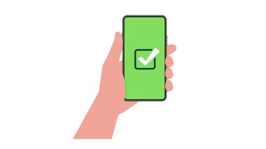 Elinizde yeşil ekranlı akıllı bir telefon var ve beyaz ve mavi arkaplandaki işaretleme hareketlerini kontrol edin