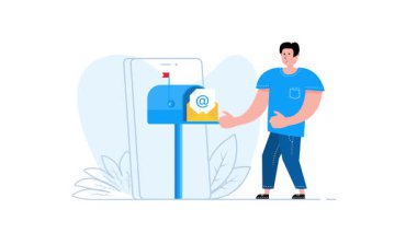 Akıllı telefon ve posta kutusu kullanan, beyaz ve yeşil ekranlarda izole edilmiş bir adamın e-posta gönderme canlandırması