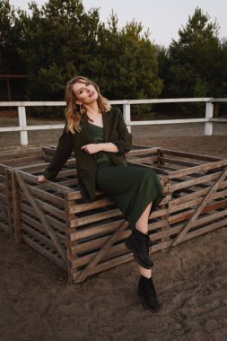 Çiftlikteki kamerada poz veren güzel bir kadın. 