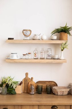 Modern mutfak gereçleri ve mutfakta beyaz duvarlı raf..