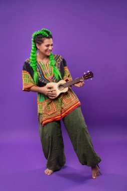 Rasta 'nın stüdyo portresi açık yeşil saçlı ukulele çalan kadın.