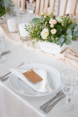 Düğün masası parlak renklerle ayarlandı