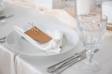 Düğün masası parlak renklerle ayarlandı