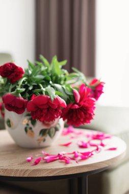 Pembe şakayıklar yakın görünüm