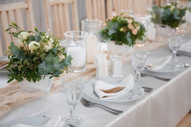 Düğün masası parlak renklerle ayarlandı