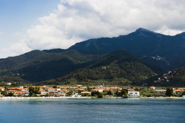 Güzel deniz tatil köyü, dağlar ve mavi gökyüzünün panoramik manzarası