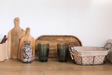 Beyaz arka planda mutfak ve ev dekorasyonu