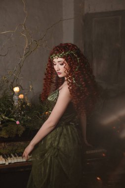 Büyük piyanosu, mumları, çiçekleri ve çiçekleri olan kızıl saçlı peri kadın. Karanlık fantezi Druid prensesi.