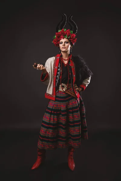 Geleneksel Ukrayna Kostümlü Güzel Esmer Kadın Çiçekli Boynuzlu Siyah Stüdyo — Stok fotoğraf