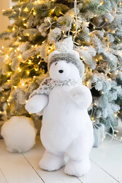 Arbre Noël Avec Neige Artificielle Guirlandes Ours Peluche Blanc Des — Photo