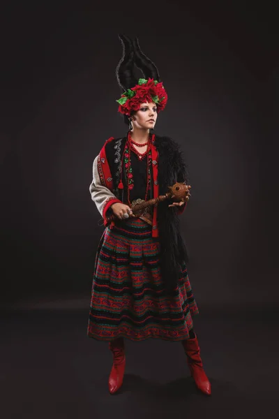 전통적인 우크라이나어 의상에 화환과 스튜디오 배경에 — 스톡 사진