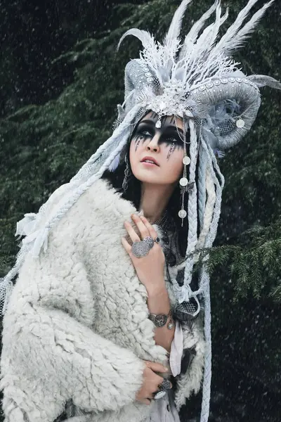 Piękna Kobieta Czarnymi Włosami Makijażem Fantasy Koronie Warkoczami Rogami Piórami — Zdjęcie stockowe