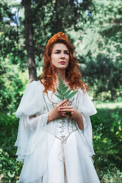Vakker Rødhåret Kvinne Hvit Middelaldersk Kostyme Krone Med Ørn Ring – stockfoto