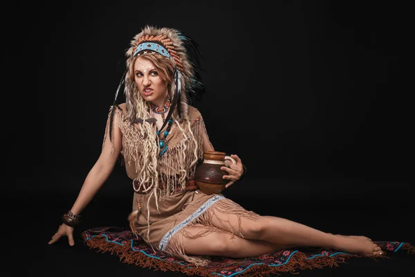 Linda Mulher Loira Com Maquiagem Dreadlocks Vestida Estilo Étnico Indiano — Fotografia de Stock